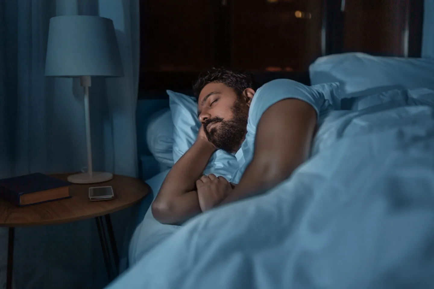 Clock and sleep cycle chart showing how to plan your bedtime around 90-minute sleep cycles